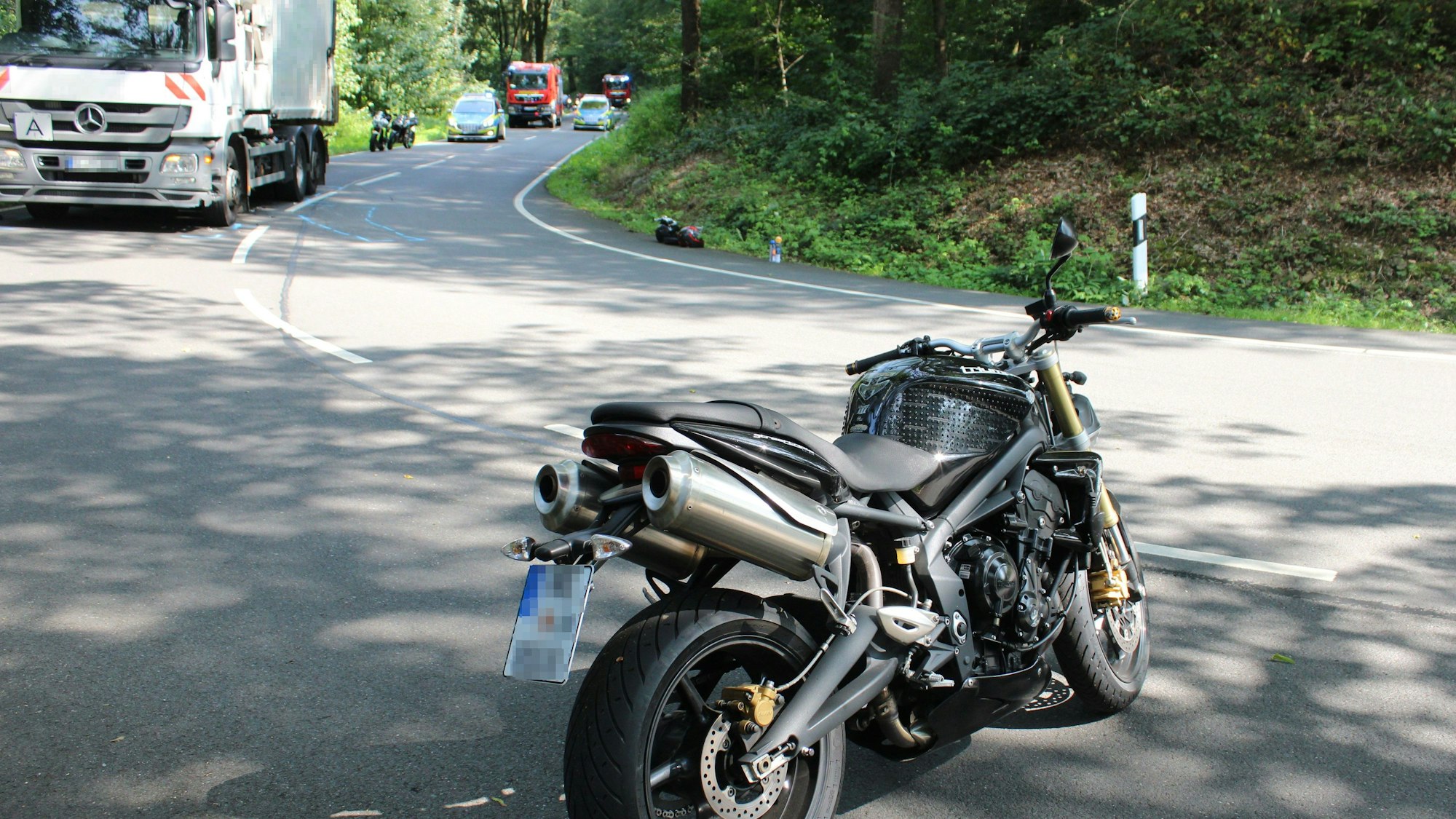 Mit diesem Motorrad stieß die Frau gegen das Müllfahrzeug im Hintergrund.