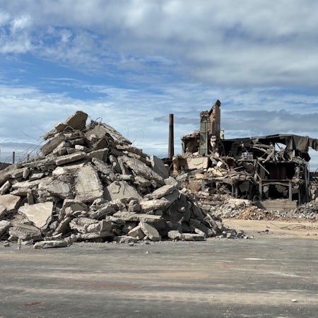 Auf dem Bild sind abgebrochene Fabrikreste zu sehen.