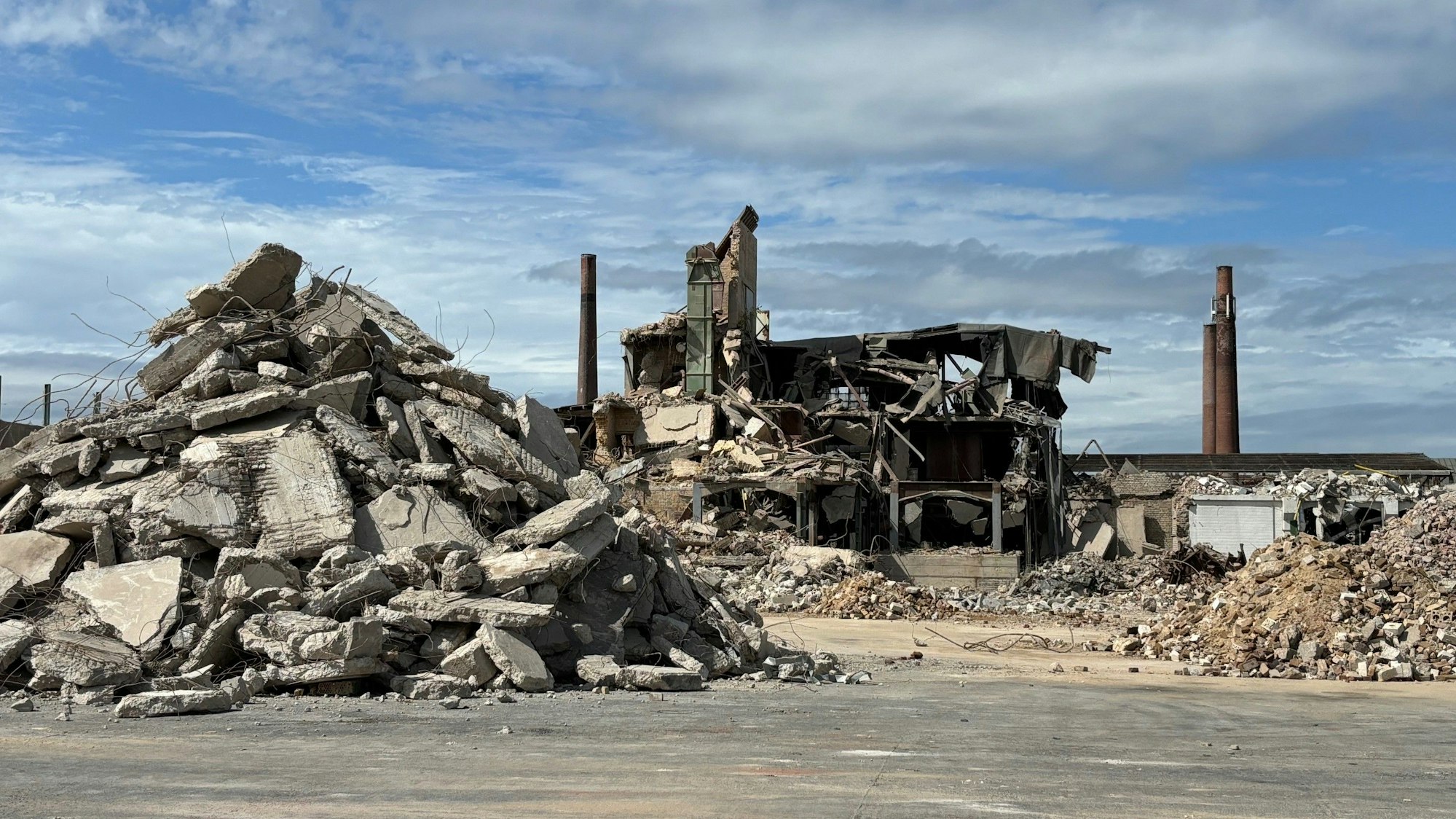 Auf dem Bild sind abgebrochene Fabrikgebäude und Steinhaufen zu sehen.