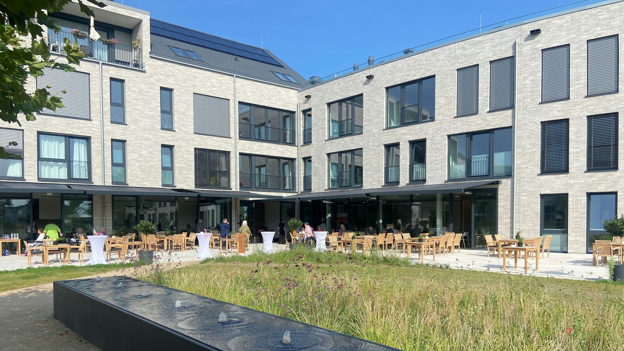 Der Gartenhof des neuen Zündorfer Seniorenzentrums „Veedel für alle“.