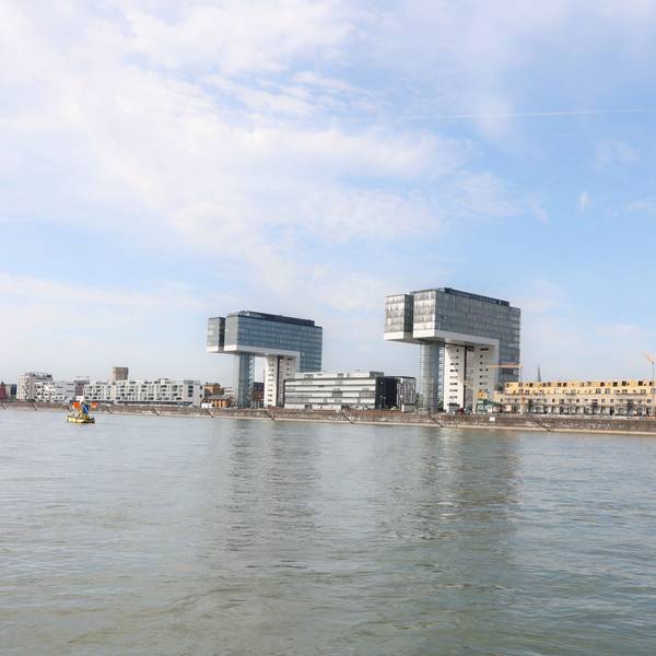 Zu sehen sind die Kölner Kranhäuser vom Rhein aus gesehen.