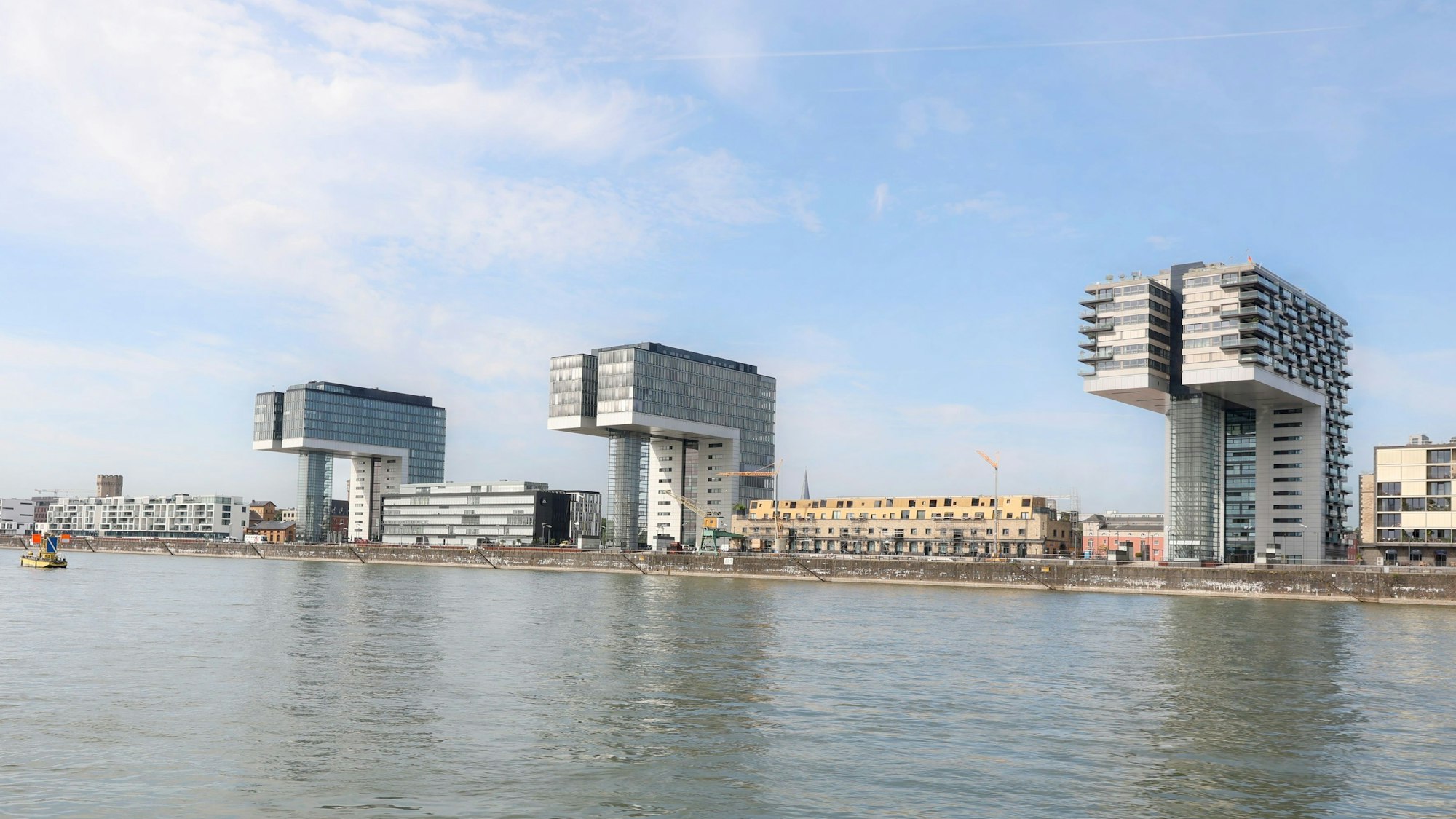 Zu sehen sind die Kölner Kranhäuser vom Rhein aus gesehen.