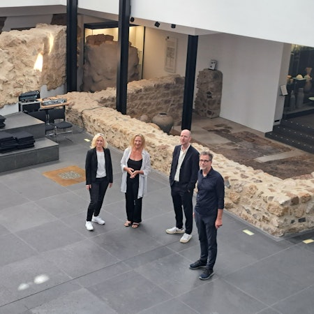 Die künstlerische Leiterin Ilona Paszthy (2.v.l.) von der Kölner Tanzkompagnie IPTanz und das Team von Stadtmuseum und Stadtbibliothek freuen sich auf das Tanzevent am 13. und 14. September.