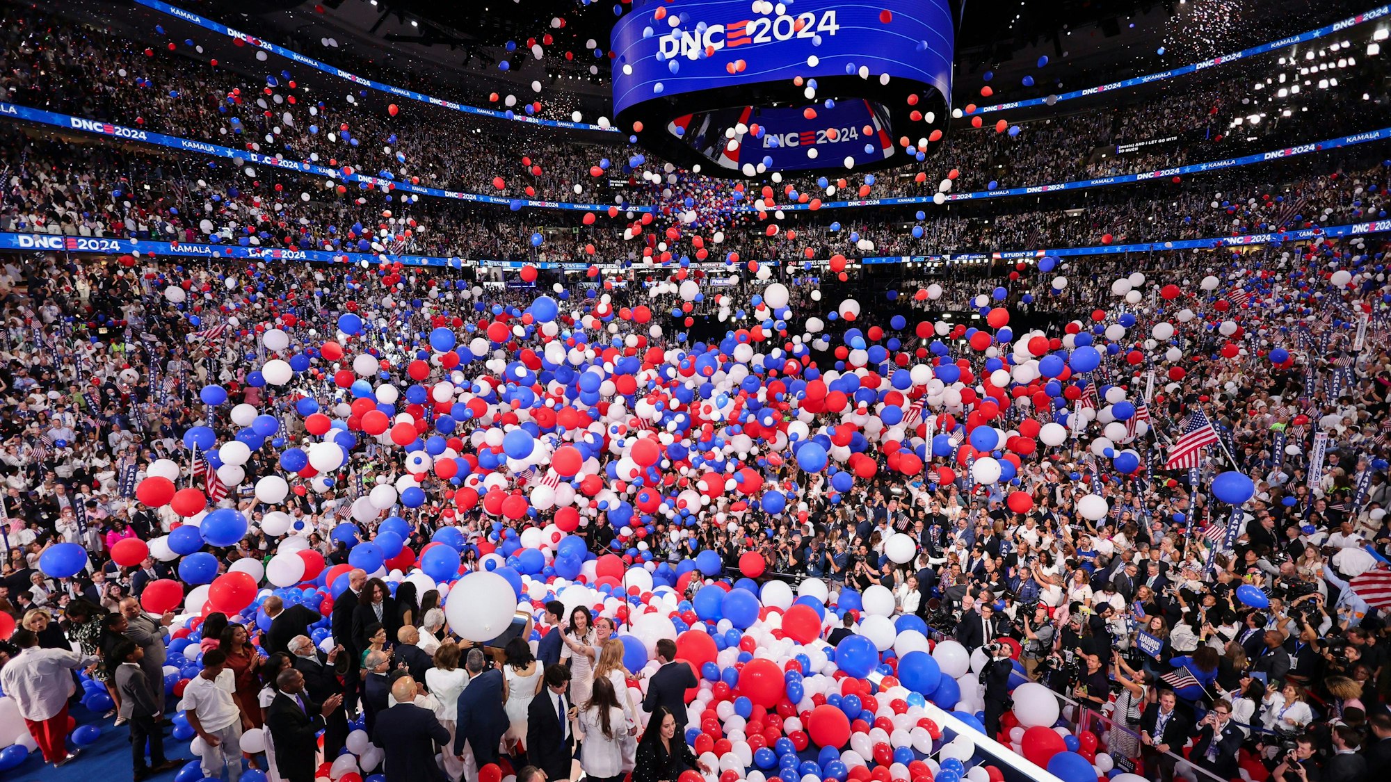 Die demokratische Präsidentschaftskandidatin Kamala Harris feiert mit ihrem Ehemann, dem Second Gentleman Doug Emhoff, dem demokratischen Vizepräsidentschaftskandidaten Minnesota Gov. Tim Walz, seiner Frau Gwen und ihren Familien an Tag 4 der Democratic National Convention, Donnerstagabend, 23. August 2024, im United Center in Chicago.