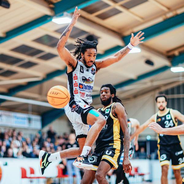 BB-2BL BSW Sixers - LOK Bernau Nicholas Donte BSW Sixers waehrend der Saison 2022-23 Herren in der Barmer 2. Bundesliga ProB zwischen BSW Sixers und LOK Bernau in der Ballsporthalle Sandersdorf am 30. December 2022 in Sandersdorf, Sachsen Anhalt, Deutschland *** BB 2BL BSW Sixers LOK Bernau Nicholas Donte BSW Sixers during the season 2022 23 men in the Barmer 2 Bundesliga ProB between BSW Sixers and LOK Bernau at the Ballsporthalle Sandersdorf on 30 December 2022 in Sandersdorf, Saxony Anhalt, Germany
