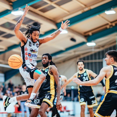 BB-2BL BSW Sixers - LOK Bernau Nicholas Donte BSW Sixers waehrend der Saison 2022-23 Herren in der Barmer 2. Bundesliga ProB zwischen BSW Sixers und LOK Bernau in der Ballsporthalle Sandersdorf am 30. December 2022 in Sandersdorf, Sachsen Anhalt, Deutschland *** BB 2BL BSW Sixers LOK Bernau Nicholas Donte BSW Sixers during the season 2022 23 men in the Barmer 2 Bundesliga ProB between BSW Sixers and LOK Bernau at the Ballsporthalle Sandersdorf on 30 December 2022 in Sandersdorf, Saxony Anhalt, Germany