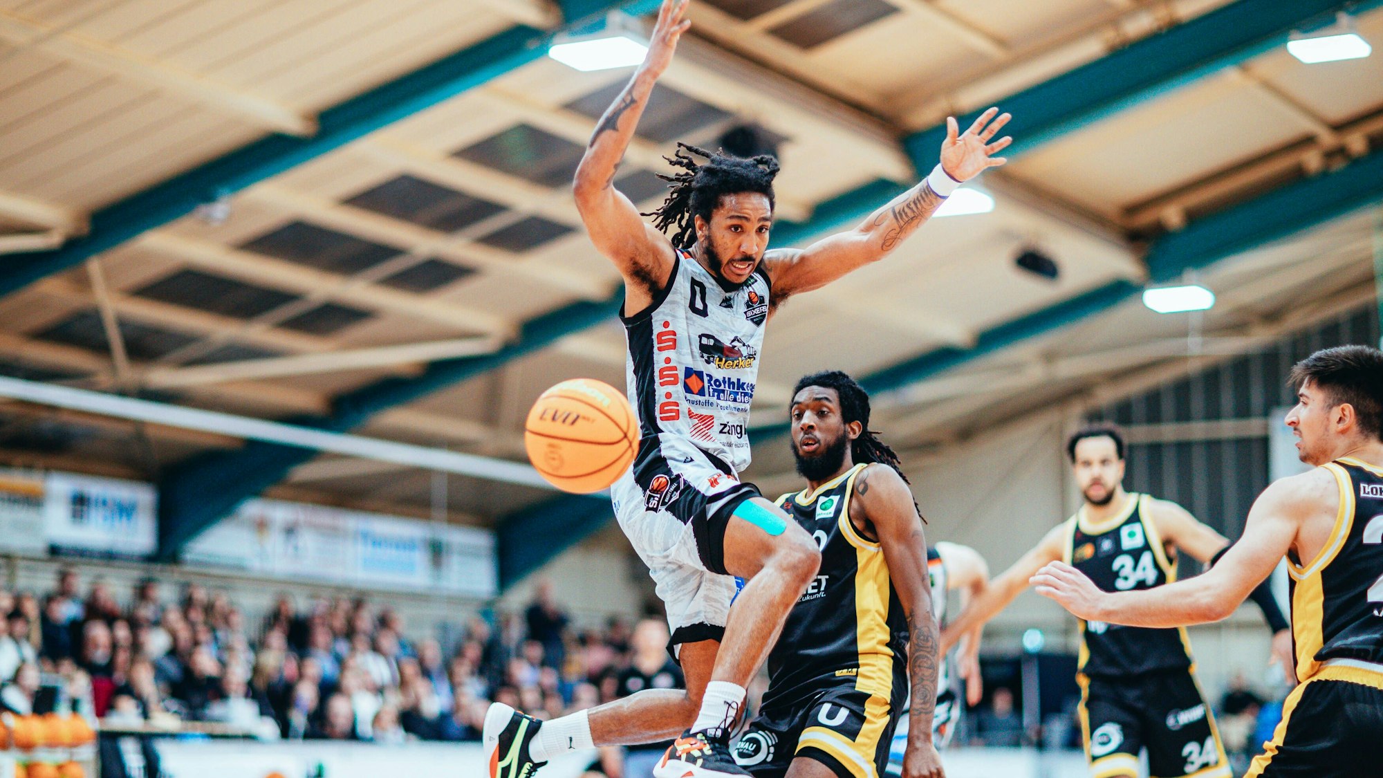 BB-2BL BSW Sixers - LOK Bernau Nicholas Donte BSW Sixers waehrend der Saison 2022-23 Herren in der Barmer 2. Bundesliga ProB zwischen BSW Sixers und LOK Bernau in der Ballsporthalle Sandersdorf am 30. December 2022 in Sandersdorf, Sachsen Anhalt, Deutschland *** BB 2BL BSW Sixers LOK Bernau Nicholas Donte BSW Sixers during the season 2022 23 men in the Barmer 2 Bundesliga ProB between BSW Sixers and LOK Bernau at the Ballsporthalle Sandersdorf on 30 December 2022 in Sandersdorf, Saxony Anhalt, Germany