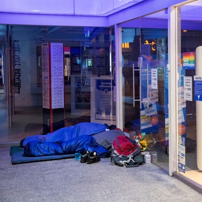 Obdachloser in einer Kölner Passage