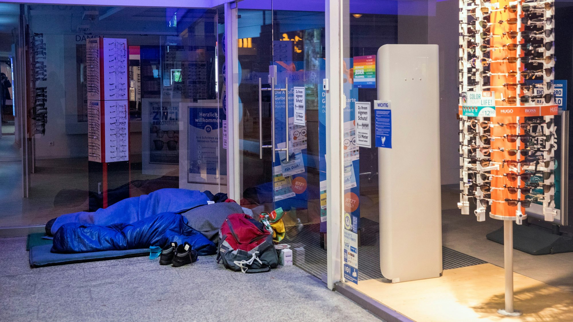 Obdachloser in einer Kölner Passage