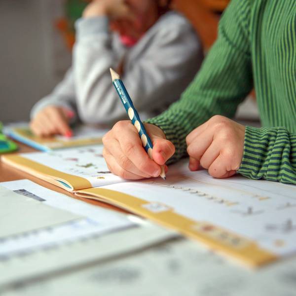 Für den Schulstart muss ein Schreibtisch nicht riesig sein: Ein kleinerer Schreibtisch hilft, Ordnung zu halten und fördert die Konzentration.