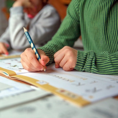 Für den Schulstart muss ein Schreibtisch nicht riesig sein: Ein kleinerer Schreibtisch hilft, Ordnung zu halten und fördert die Konzentration.