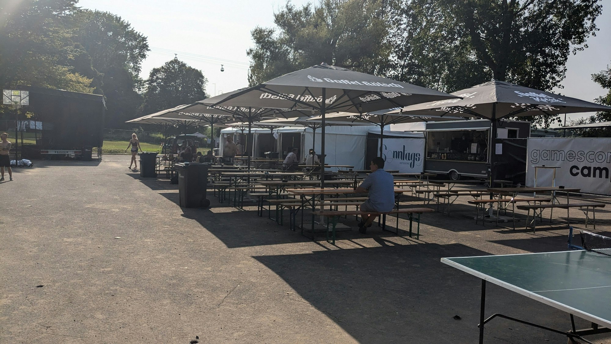 Zelte in der Nähe der Bühne beim Gamescom Camp 2024