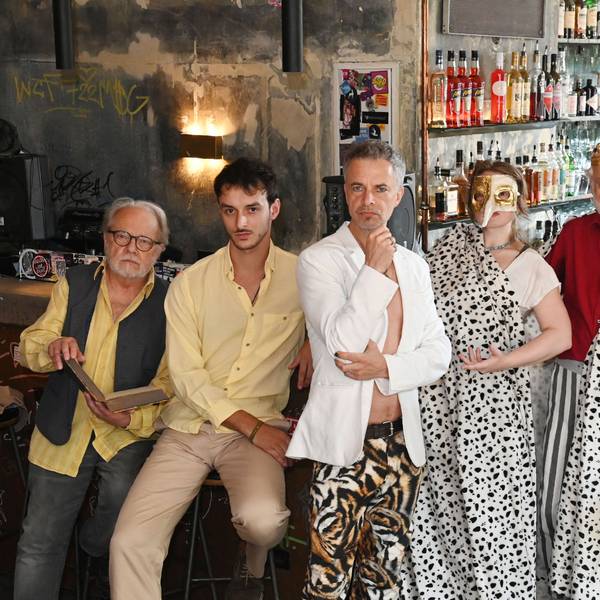 Das Ensemble der Shakespeare Company Coelln an der Theke der Bar