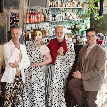 Das Ensemble der Shakespeare Company Coelln an der Theke der Bar