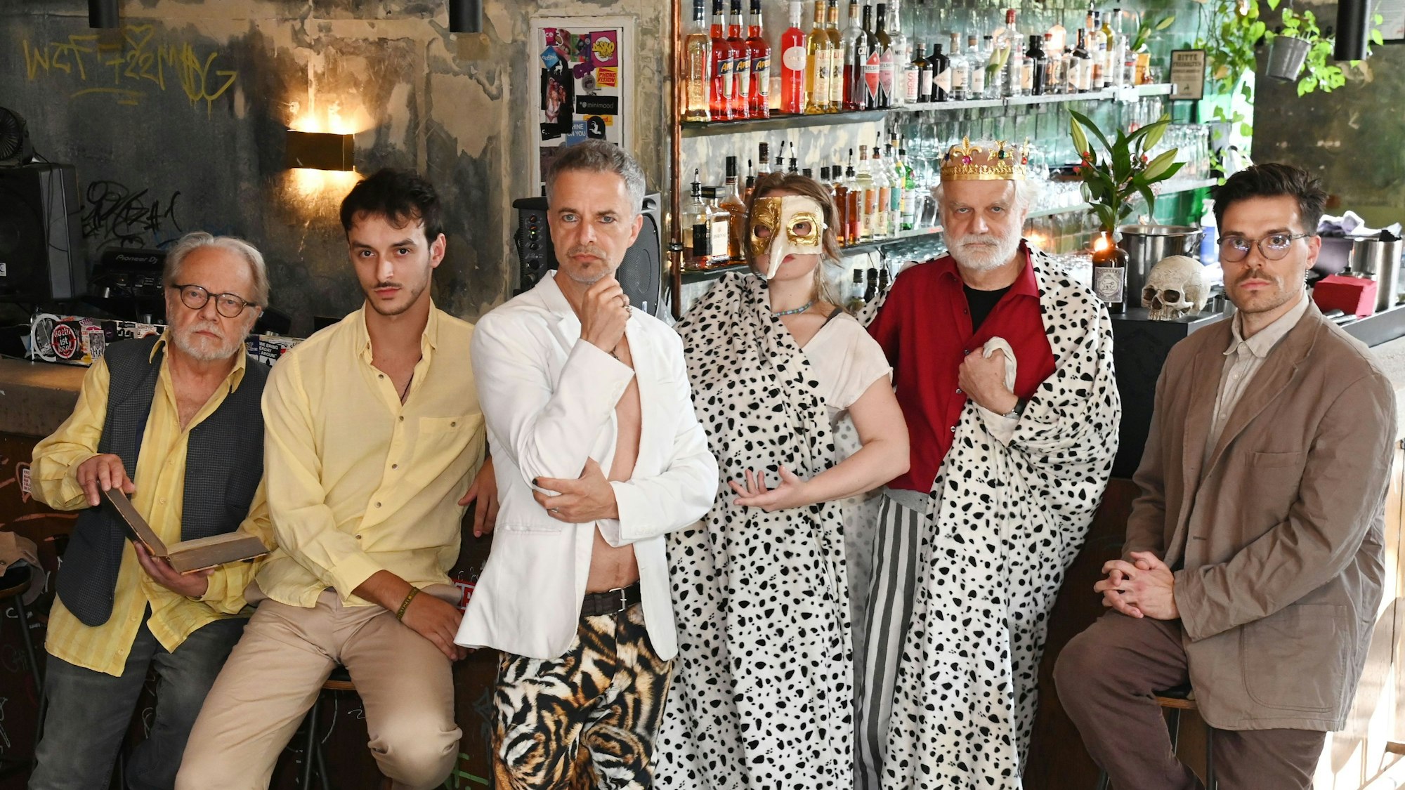 Das Ensemble der Shakespeare Company Coelln an der Theke der Bar