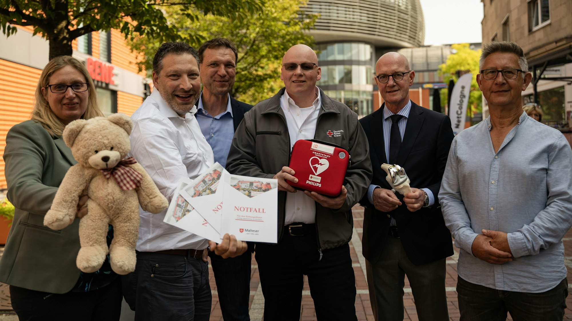 Die Organisatoren der Aktionstage habe das Programm vorgestellt (v. l.): Gesundheitsamtsleiterin Mirja Stevens, Tim Feister (Bezirksgeschäftsführer Malteser Hilfsdienst), Gesundheitsdezernent Alexander Lünenbach, Thomas Mohr (DRK Leverkusen), Prof. Dr. Leonard Bastian (Klinikum Leverkusen) und Bernd Schuster (Beirat für Menschen mit Behinderung).