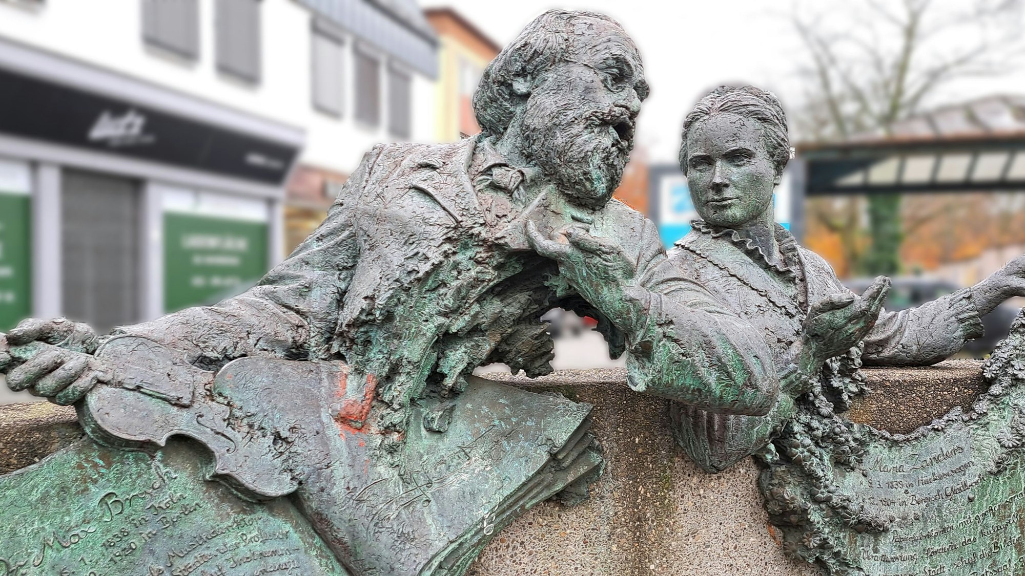 Ein Bronzedenkmal mit den Köpfen des Musikers Max Bruch und der Papierfabrikantin Maria Zanders in der Innenstadt von Bergisch Gladbach