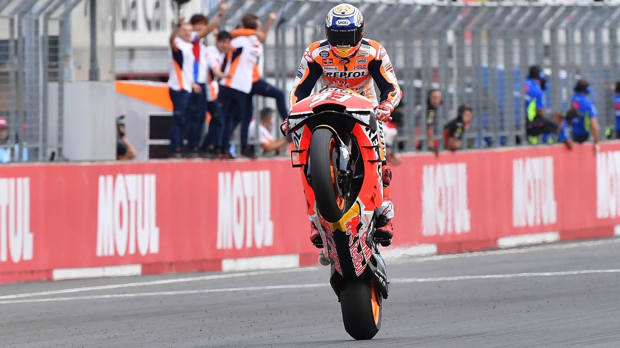 Ein Motorradsportler zeigt eine Wheelie.