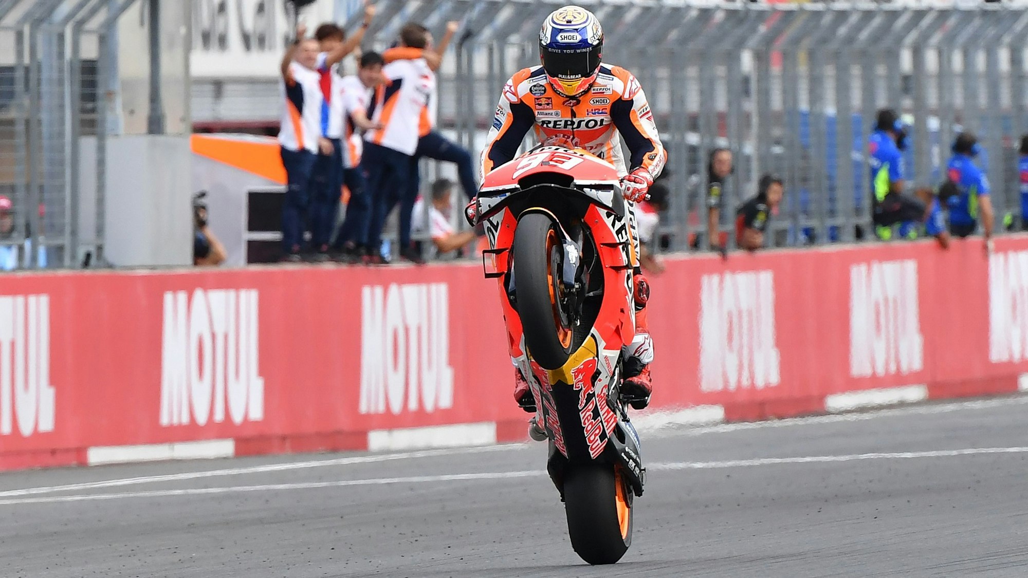 Ein Motorradsportler zeigt eine Wheelie.