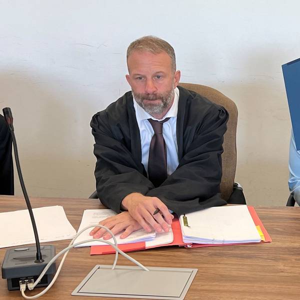Der beschuldigte Friseur mit seinem Verteidiger Tobias Westkamp beim Prozessauftakt im Kölner Landgericht