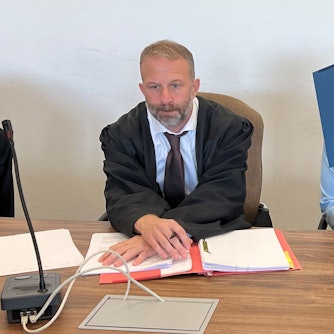 Der beschuldigte Friseur mit seinem Verteidiger Tobias Westkamp beim Prozessauftakt im Kölner Landgericht