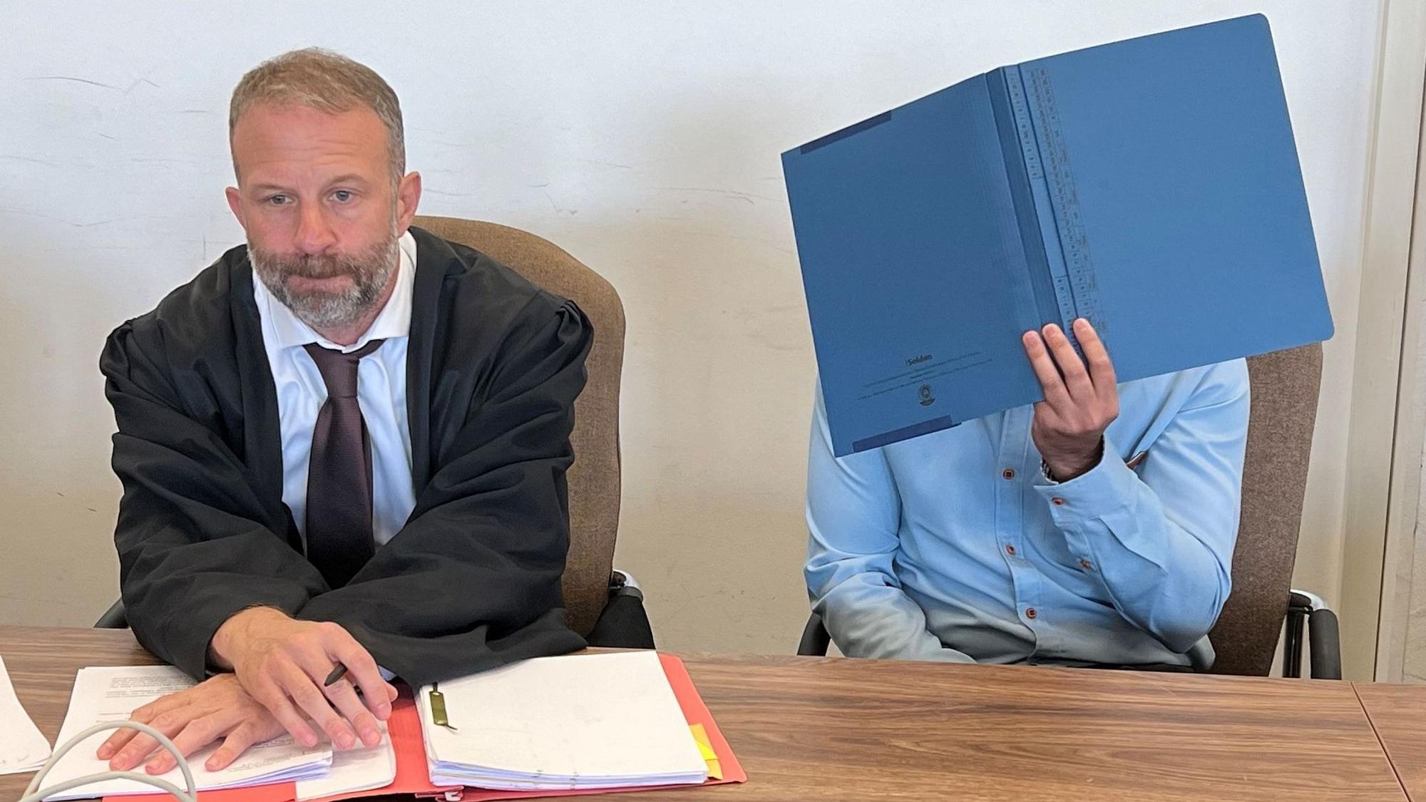 Der beschuldigte Friseur mit seinem Verteidiger Tobias Westkamp beim Prozessauftakt im Kölner Landgericht