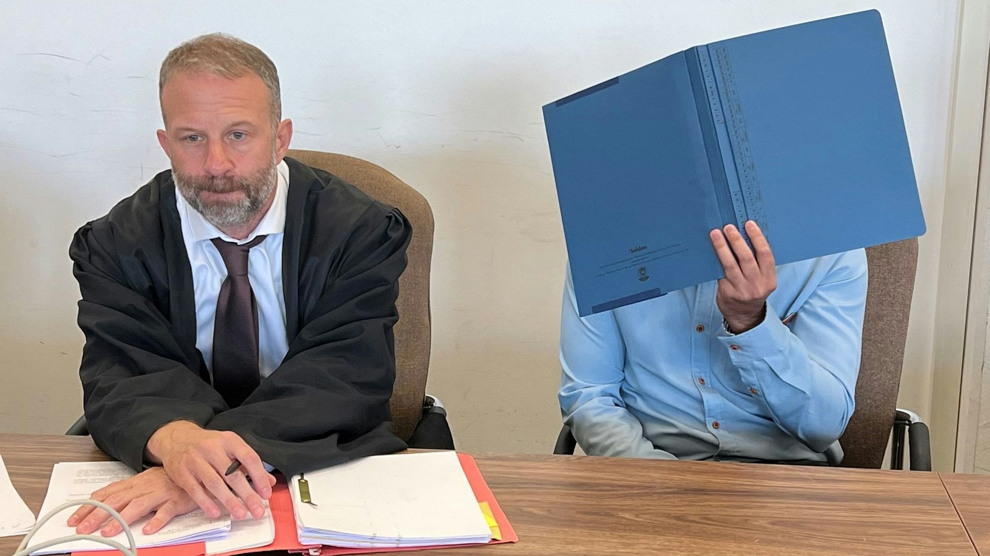 Der beschuldigte Friseur mit seinem Verteidiger Tobias Westkamp beim Prozessauftakt im Kölner Landgericht