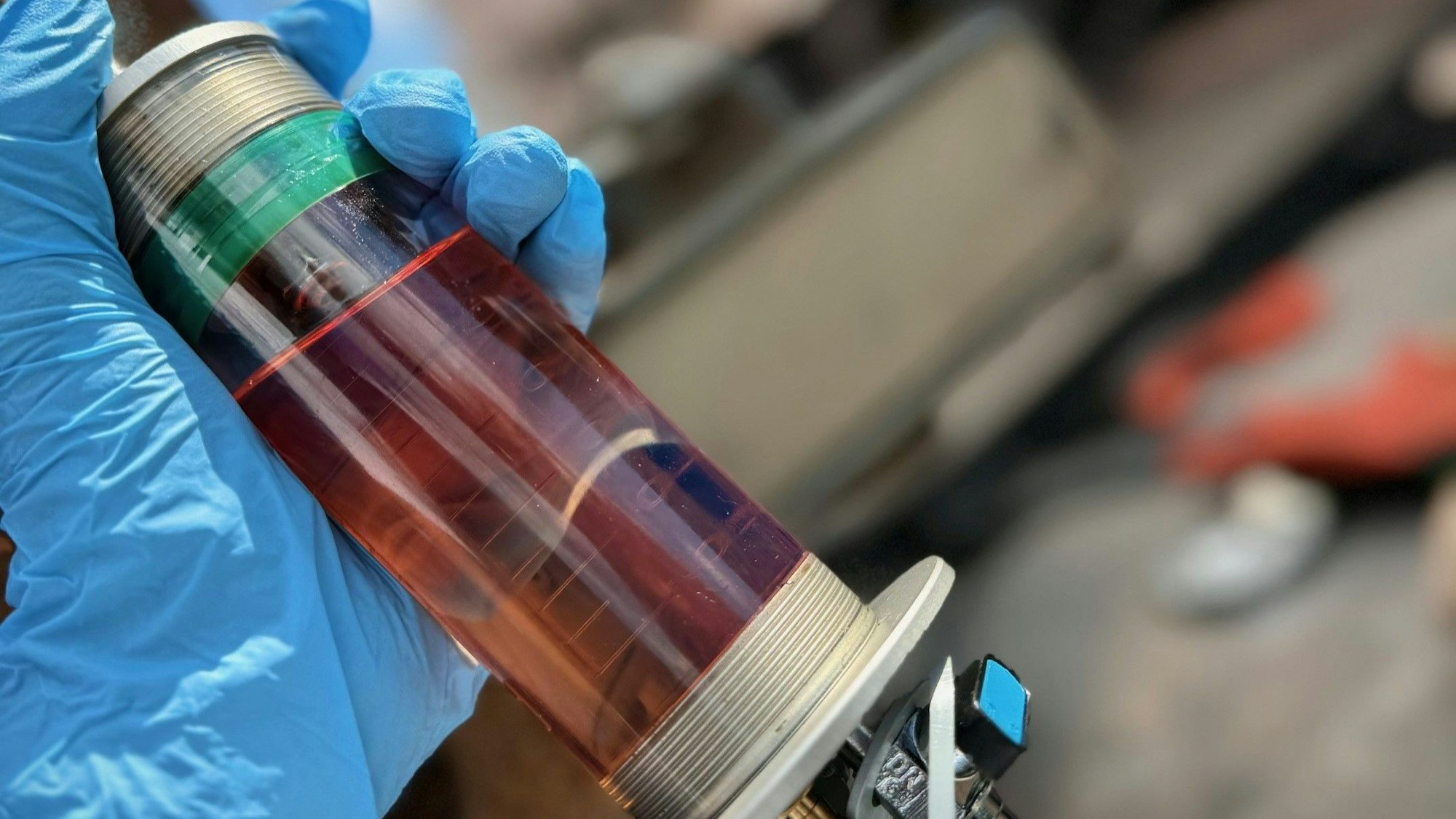 Entnahme einer Kraftstoffprobe aus einem Lkw-Tank.