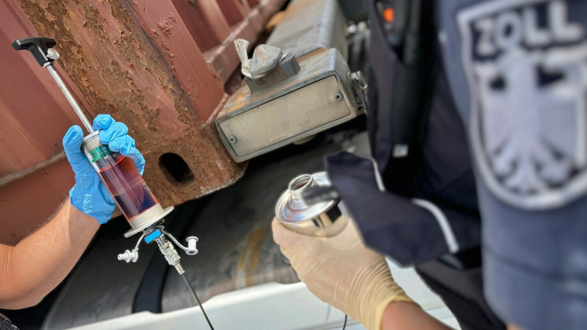 Die Zollbeamten bei der Entnahme einer Kraftstoffprobe an der A4 bei Aachen.
