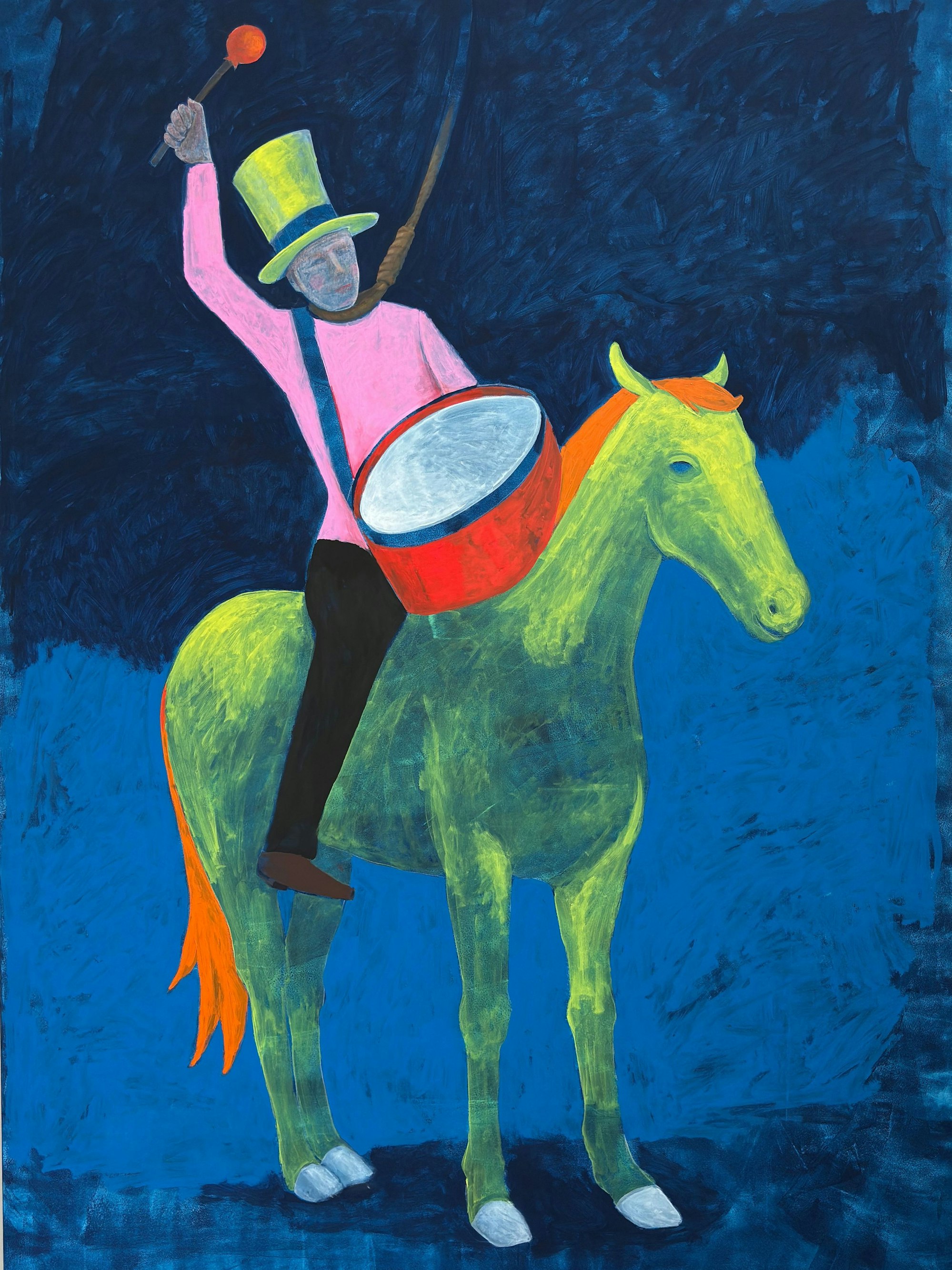 Ein Reiter mit Schlinge um den Hals sitzt auf einem Pferd und scheint auf eine Pauke hauen zu wollen.