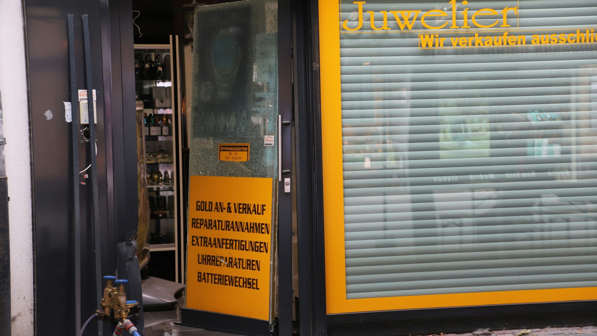 An der Kaiserstraße sind Unbekannte in ein Schmuckgeschäft eingebrochen. Die Täter drückten die Glastür mit Hilfe eines silberfarbenen Audi, vermutlich A 3, ein.