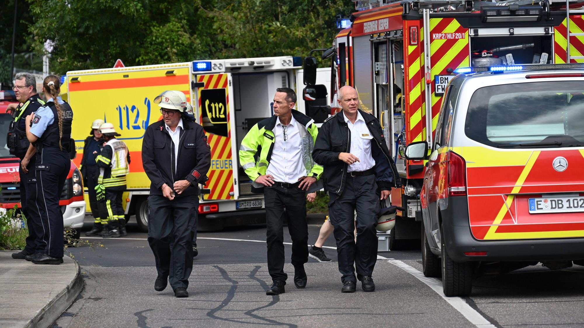 Das Bild zeigt drei Personen, darunter den Bürgermeister der Stadt Kerpen, Dieter Spürck.