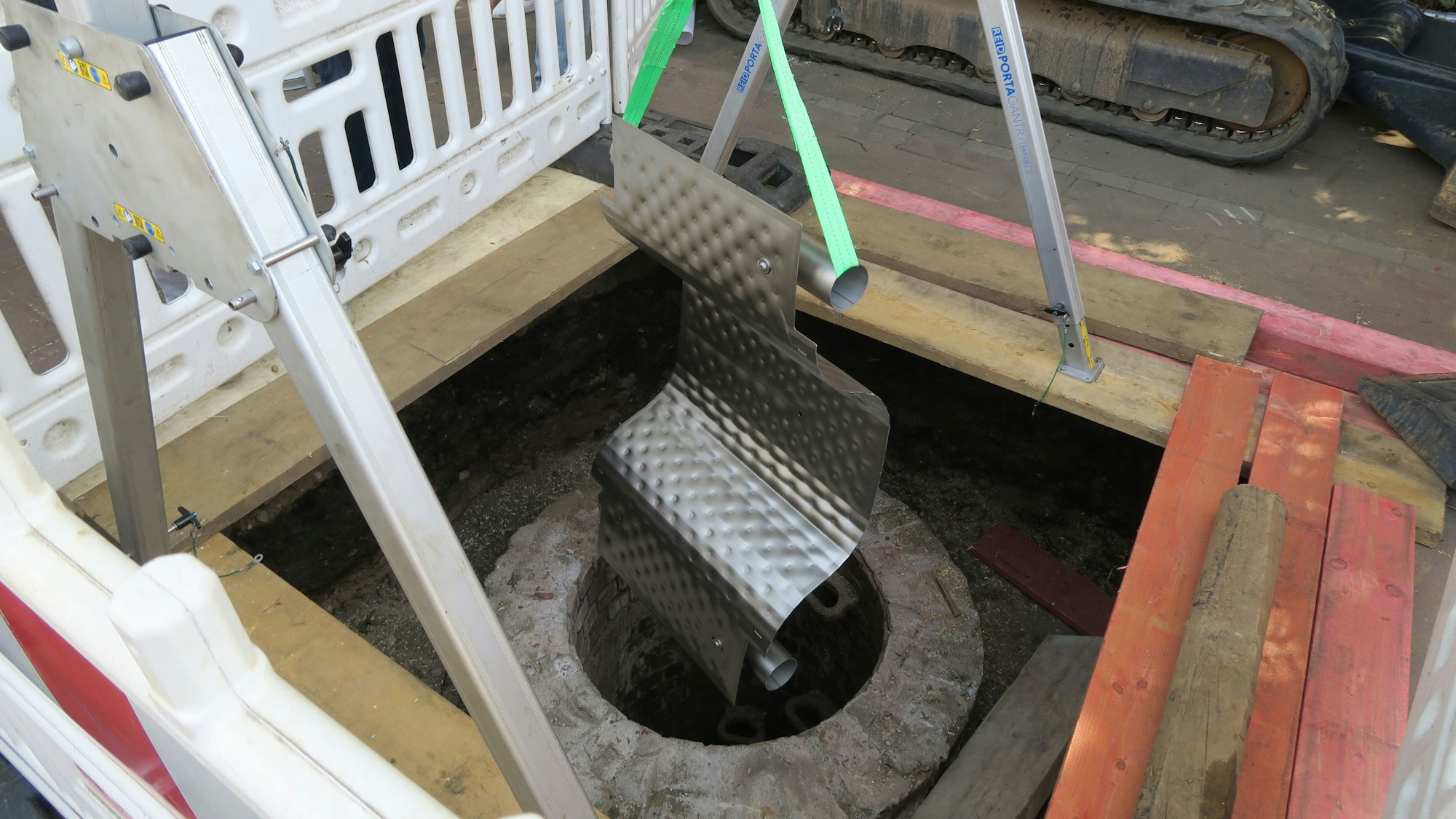 Ein Modul des Wärmetauschers wird gerade in den Kanal unter der Äußeren Kanalstraße abgelassen.