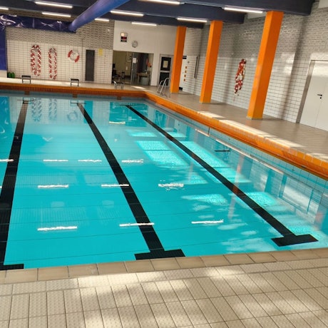 Die Stadt Rösrath kann das vor den Sommerferien geschlossene Hallenbad Scharrenbroicher Straße ab Montag wieder öffnen.