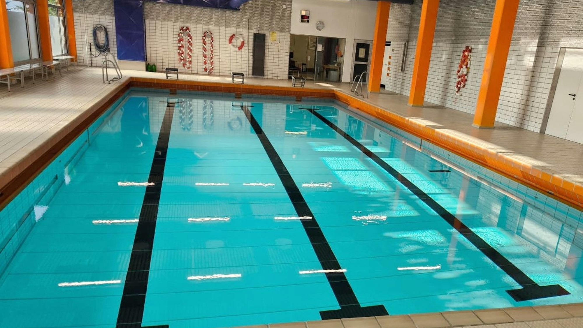 Die Stadt Rösrath kann das vor den Sommerferien geschlossene Hallenbad Scharrenbroicher Straße ab Montag wieder öffnen.