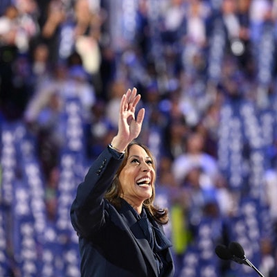 US-Vizepräsidentin Kamala Harris winkt nach Ihrer Rede auf dem Parteitag der Demokraten ins Publikum.