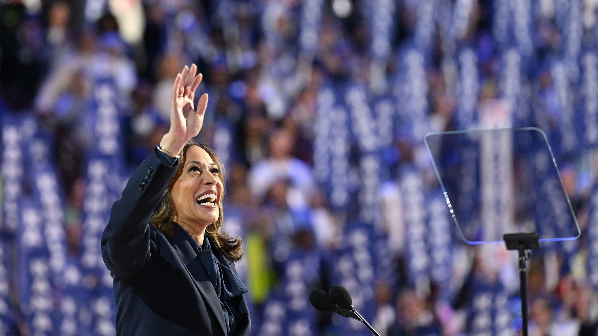 US-Vizepräsidentin Kamala Harris winkt nach Ihrer Rede auf dem Parteitag der Demokraten ins Publikum.