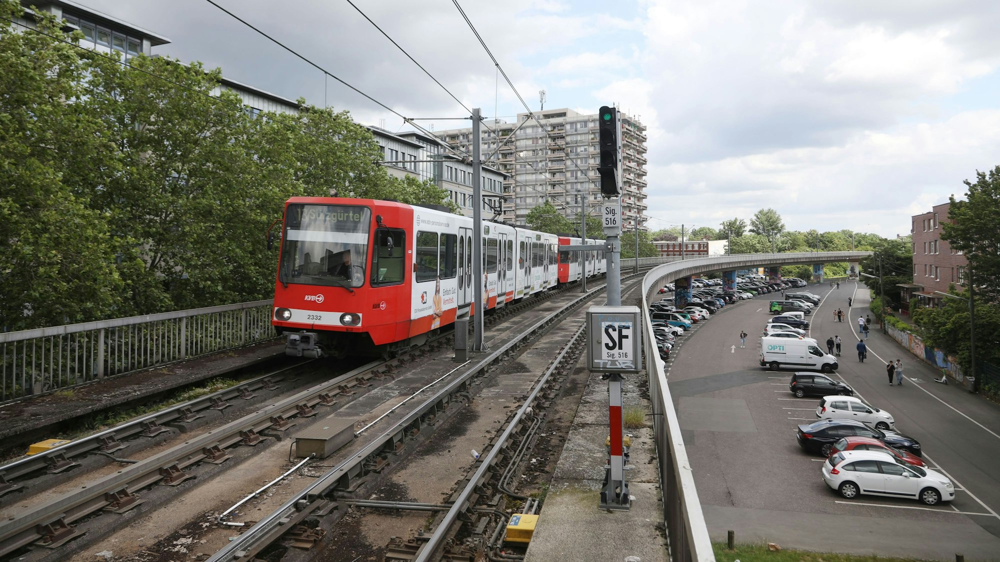 11.06.2024, Köln: Aufnahmen der Hochbahnstrecke der Linie 13 der Kölner Verkehrsbetriebe (KVB) an der Neusser Straße. Die Stadt plant hier, langfristig eine weitere Haltestelle auf der Strecke einzurichten. Foto: Arton Krasniqi