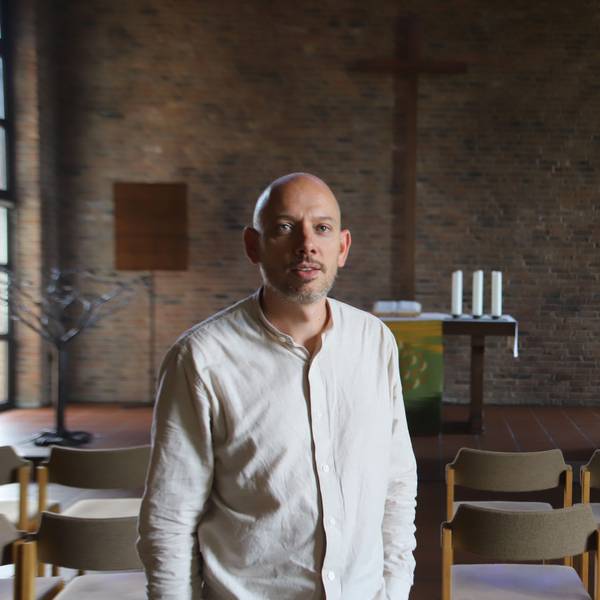 Dr. Christian Jung steht in der evangelischen Stephanuskirche in Hennef-Uckerath.