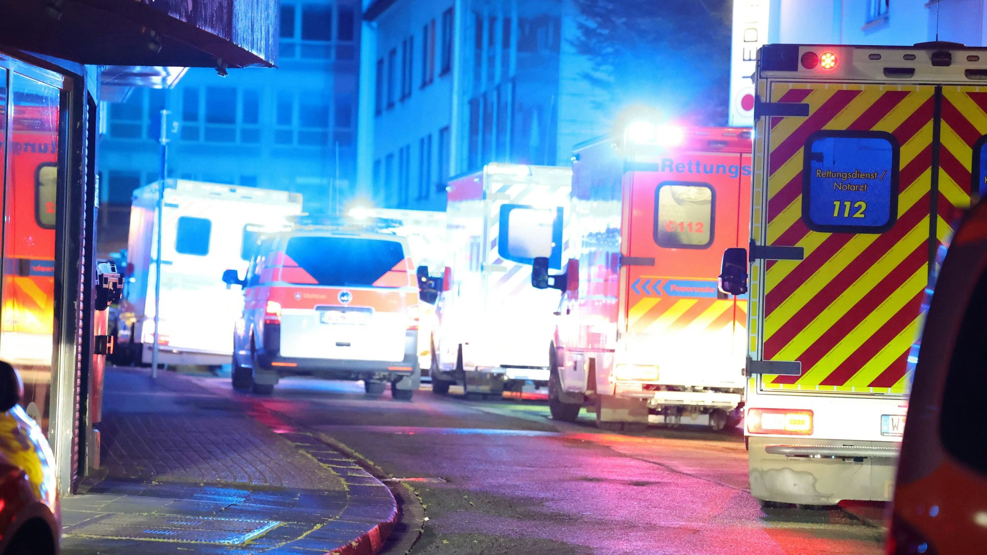 23.08.2024, Nordrhein-Westfalen, Solingen: Polizei und Rettungswagen stehen in der Nähe des Einsatzortes. Bei einer Attacke auf der 650-Jahr-Feier der Stadt hat es Todesopfer und Verletzte gegeben. Die Tatwaffe sei mutmaßlich ein Messer gewesen, hieß es aus Polizeikreisen. Die Polizei löste Großalarm aus. Foto: Gianni Gattus/dpa +++ dpa-Bildfunk +++