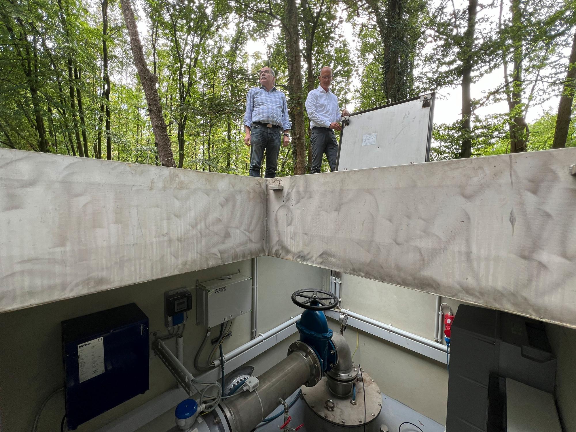 Brunnen im Verbandswasserwerk Langenfeld-Monheim. Stefan Figge und Rudolf Gärtner sorgen sich ums Trinkwasser. Bayer 04 will am Laacher Hof Trainingsplätze bauen. Foto: Ralf Krieger