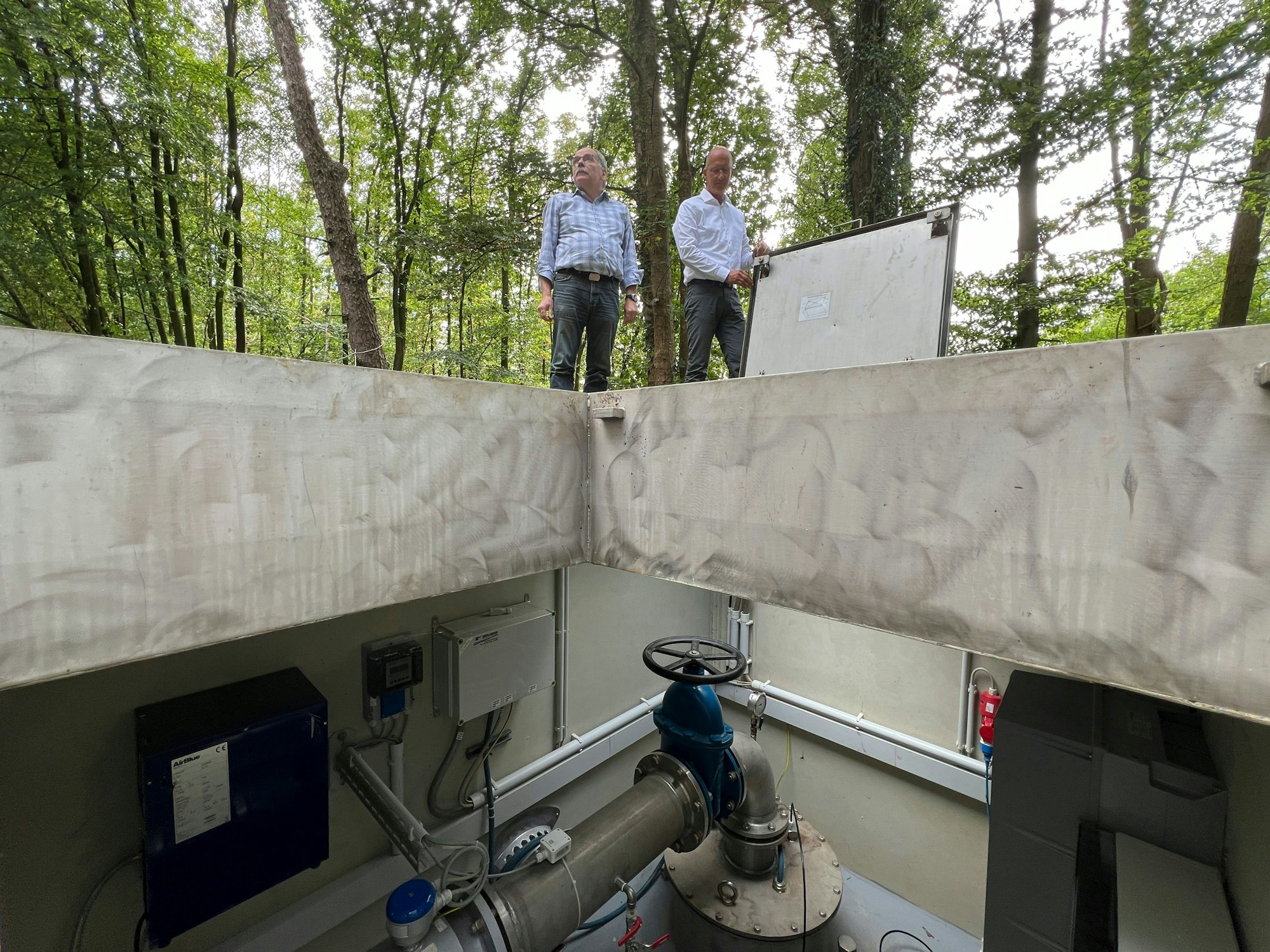 Brunnen im Verbandswasserwerk Langenfeld-Monheim. Stefan Figge und Rudolf Gärtner sorgen sich ums Trinkwasser. Bayer 04 will am Laacher Hof Trainingsplätze bauen. Foto: Ralf Krieger