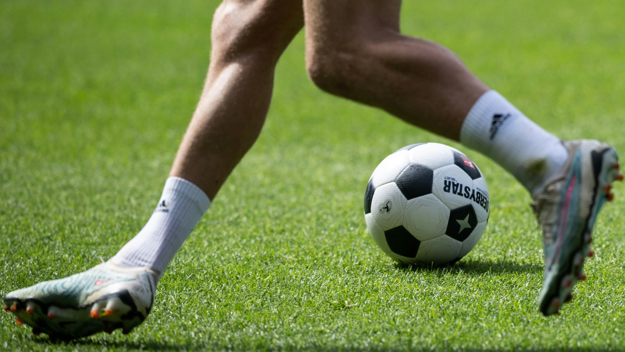 Ein Spieler spielt den Fußball während des Trainings.