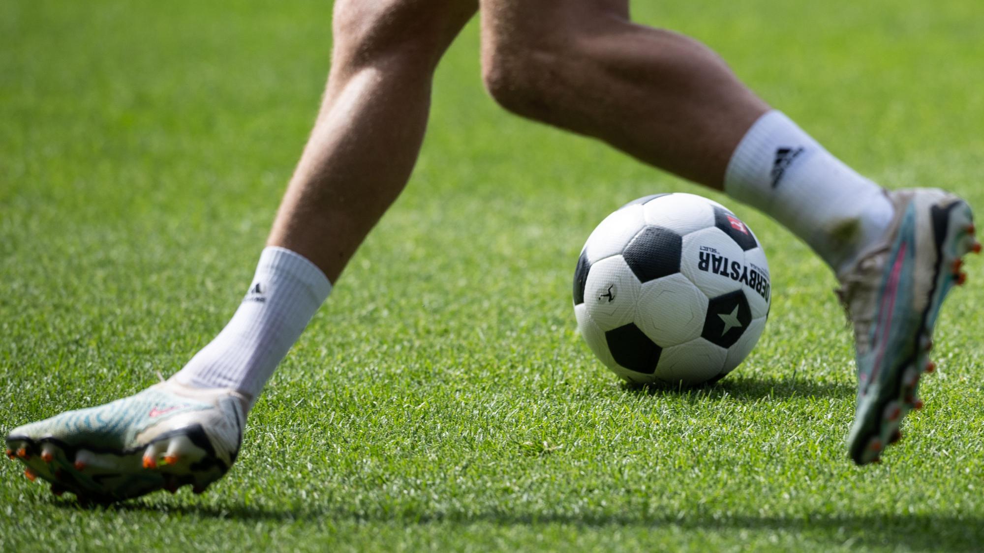 Ein Spieler spielt den Fußball während des Trainings.