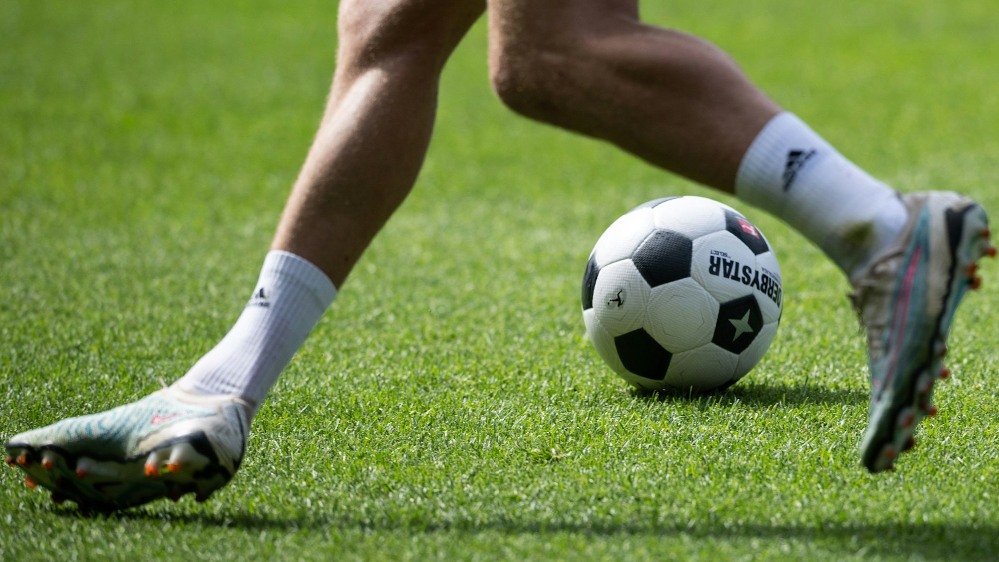Ein Spieler spielt den Fußball während des Trainings.