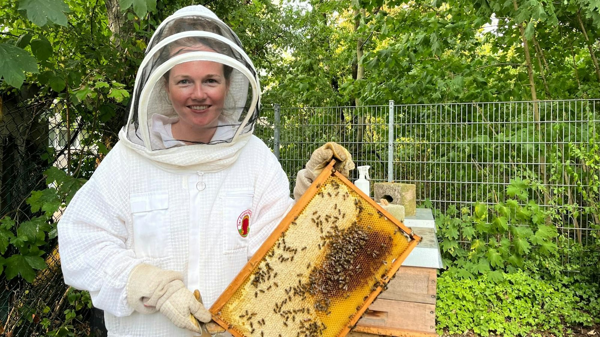 Imkerin Selina Meurer mit ihrem Bienenvolk im Blücherpark