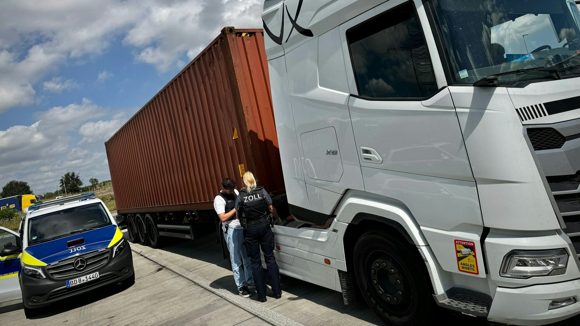 Die Beamten bei der Kontrolle des Lkw an der Autobahn 4.