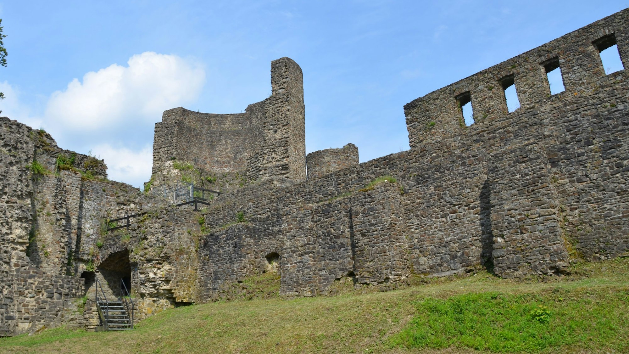 Die Burg Windeck wird 850 Jahre alt, und das wird an diesem Wochenende gefeiert. Die Anlage ist eines der Leuchtturm-Vorhaben in einem gemeinsamen Tourismuskonzept der Stadt Waldbröl und der Nachbargemeinde Windeck.
