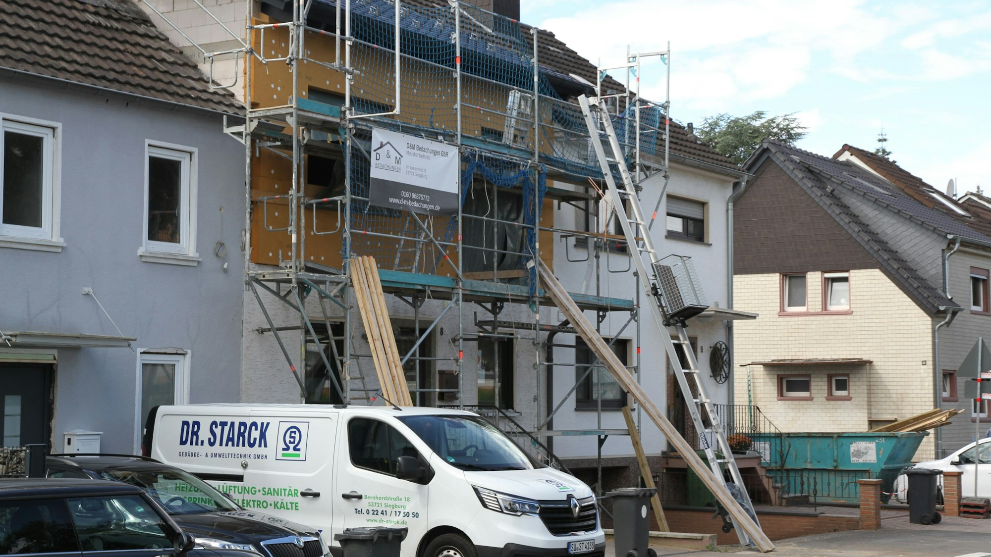 Ein eingerüstetes Wohnhaus