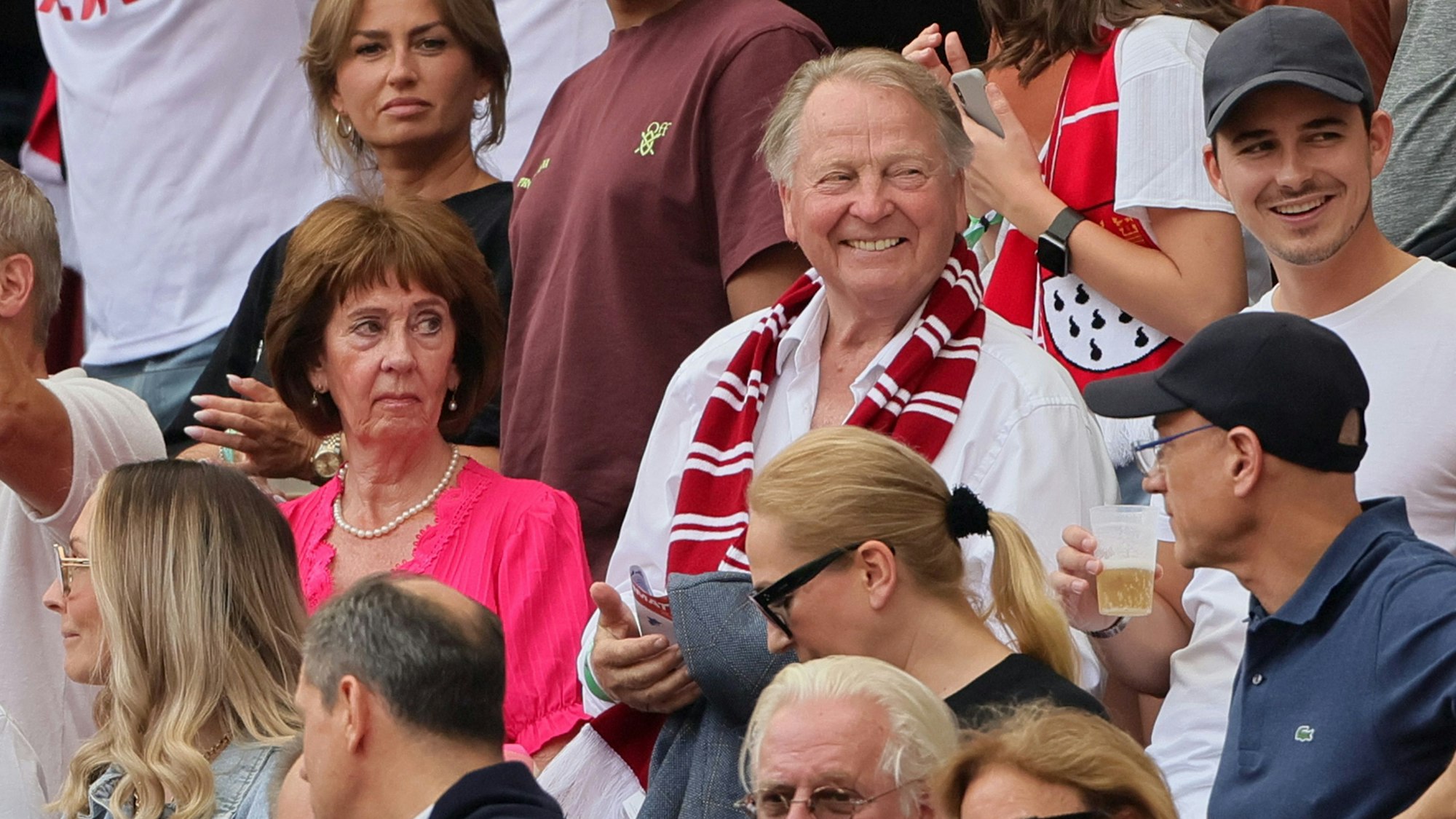 Das Bild zeigt Karl-Heinz Thielen auf der Tribüne bei Spiel 1.FC Köln gegen TSG 1899 Hoffenheim.